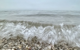 Jéghideg fröccs a strandon