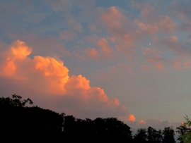 Felhők és a hold 