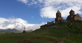 Gergeti templom - háttérben a Kazbek - Grúzia