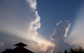 A bal oldali nagy felhő, bekapja a jobb oldalo kis felhőt.