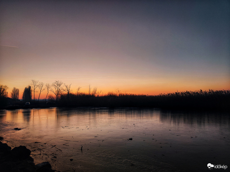 Befagyni készülő Balaton 