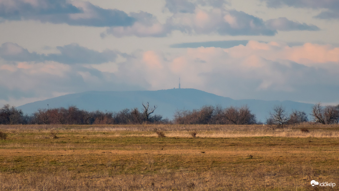 A Mátra kb. 96 km távolságból. A Kékestetői TV-torony is szépen látszódott.