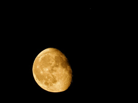 Hold-Szaturnusz együttállás