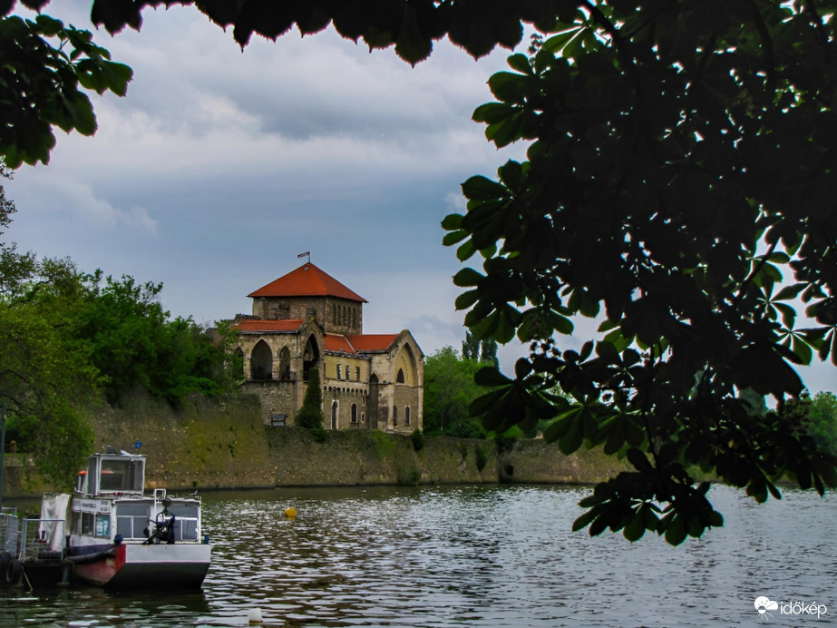 Tatai vár a szürkeségben