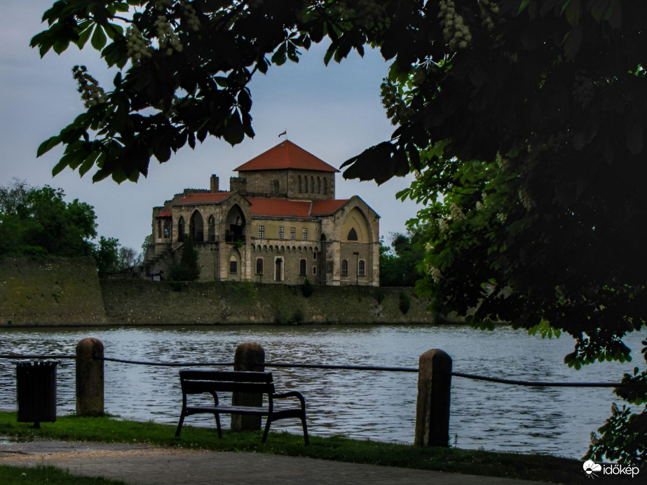 Tatai vár a szürkeségben