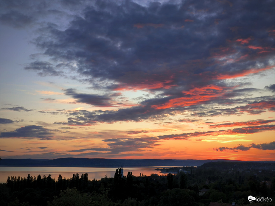 Balatonakarattya gyönyörű naplementéje