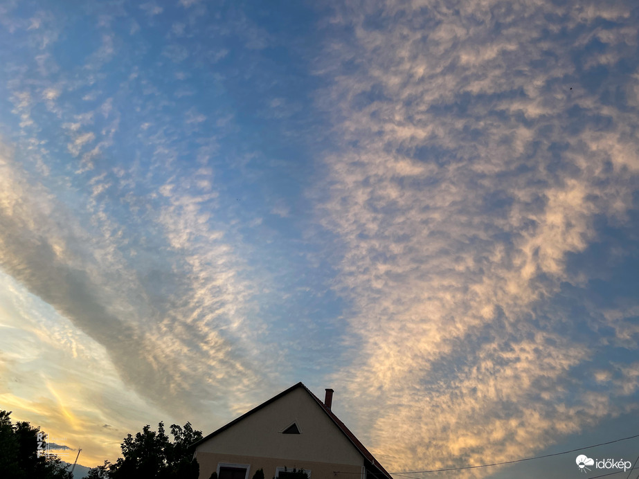 Szaggatott középmagas gomolyfelhő  Altocumulus perlucidus Tiszalök 