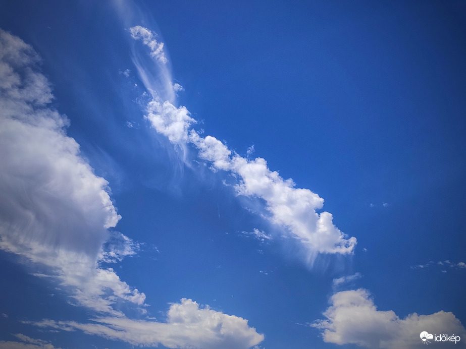 Kicsiny Altocumulus castellanus apró virgái