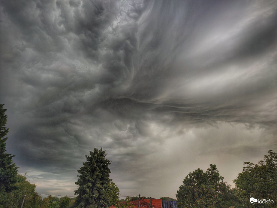 Asperatus felhőkkel érkező zivatarok