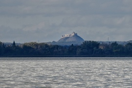 Tiszta időben Sümeg vára is látszik Balatonfenyvesről  