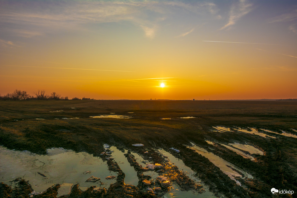 Puszta, olvadó jég, naplemente 