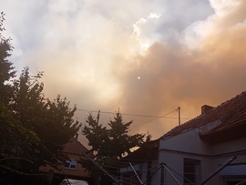 Tűz van, ég az erdő, közeledik a településhez