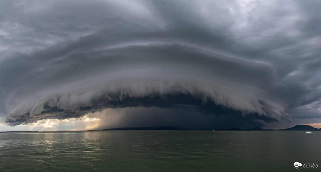 Peremfelhős zivatar érkezése Balatonfenyvesre.