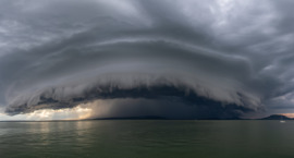 Peremfelhős zivatar érkezése Balatonfenyvesre.