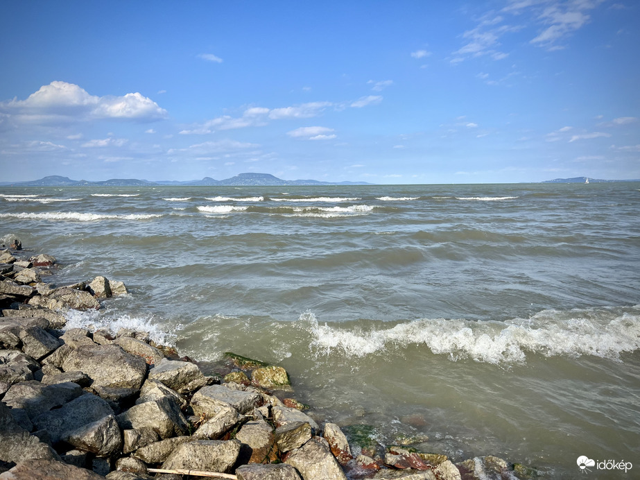 Hullámzó Balaton szeptember első hétvégéjén Balatonmáriafürdőnél