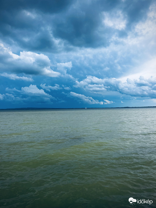 Gyűlnek a viharfelhők a Balatonnál