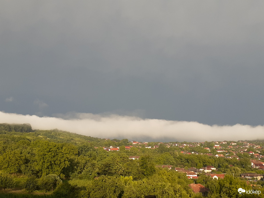 Zivatarrendszer hátoldalán