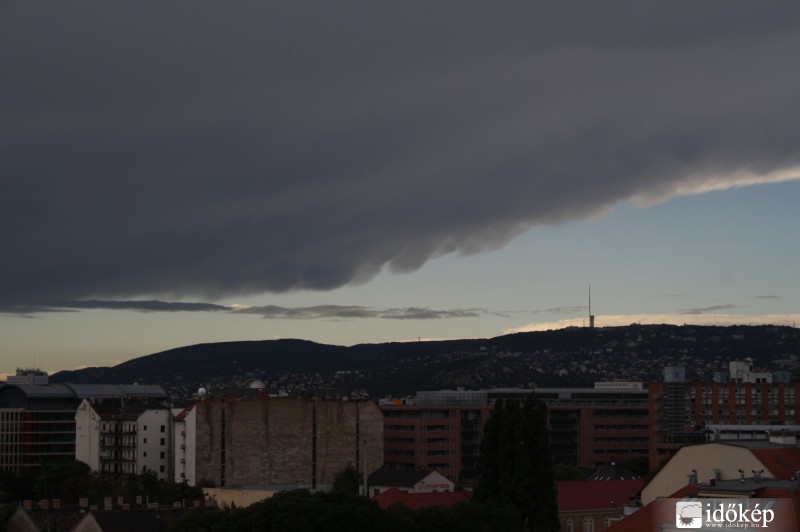 A viharfront hátoldala mammákkal Budapest felett