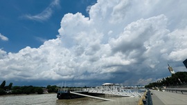 Duna vízállás és viharfelhők