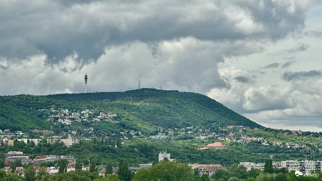 Felhők Hármashatárhegyen