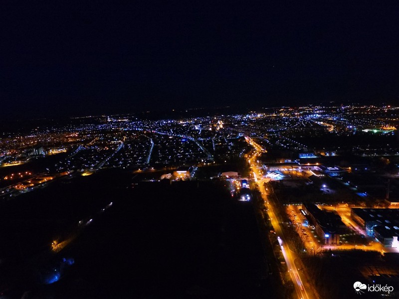 Földi csillagok.Kecskemét Nyugat felől.