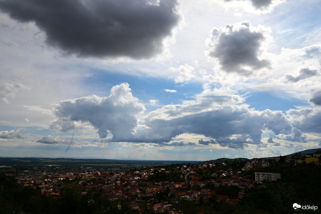 Gyűlnek a fellegek.