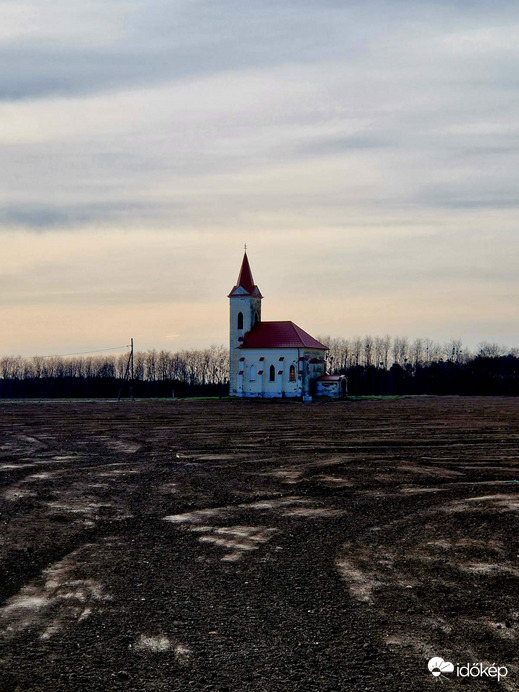 Kápolna a mezőben