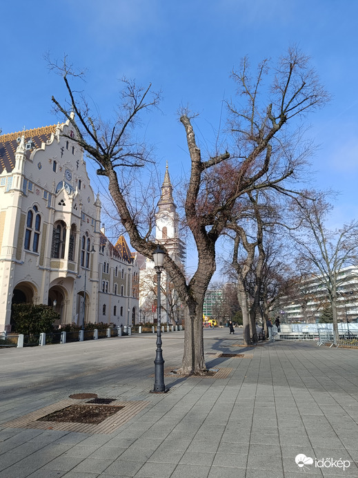 Kecskemét központja a hétvégi napsütésben