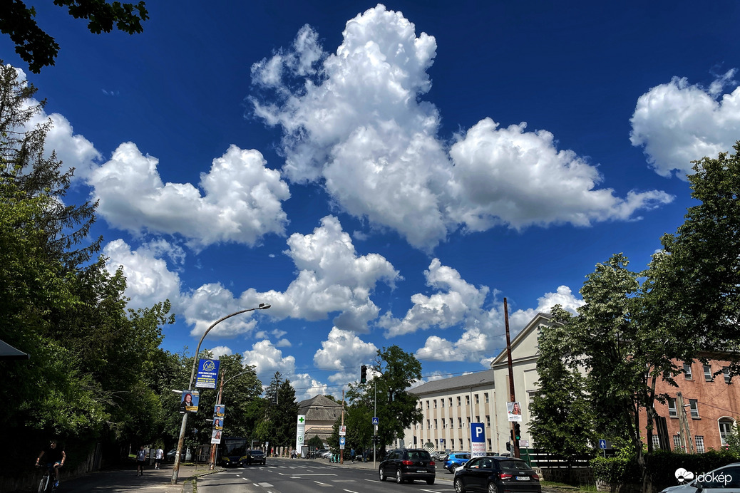 A zivatrfelhők előtt 