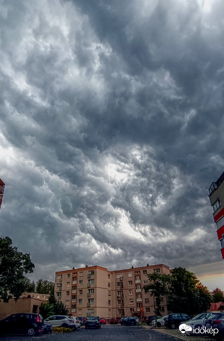 Lakótelep zuhé előtt