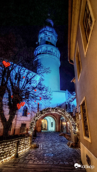 A soproni belváros főbejárata - adventkor - a Tűztoronnyal