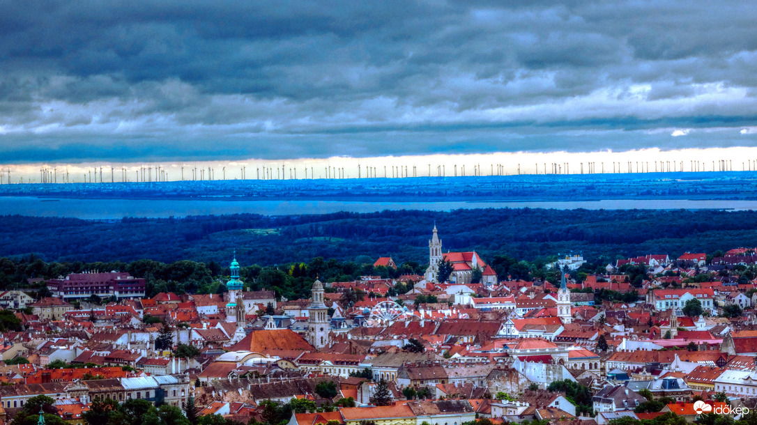 Soproni panoráma - eső erősítette háttérrel