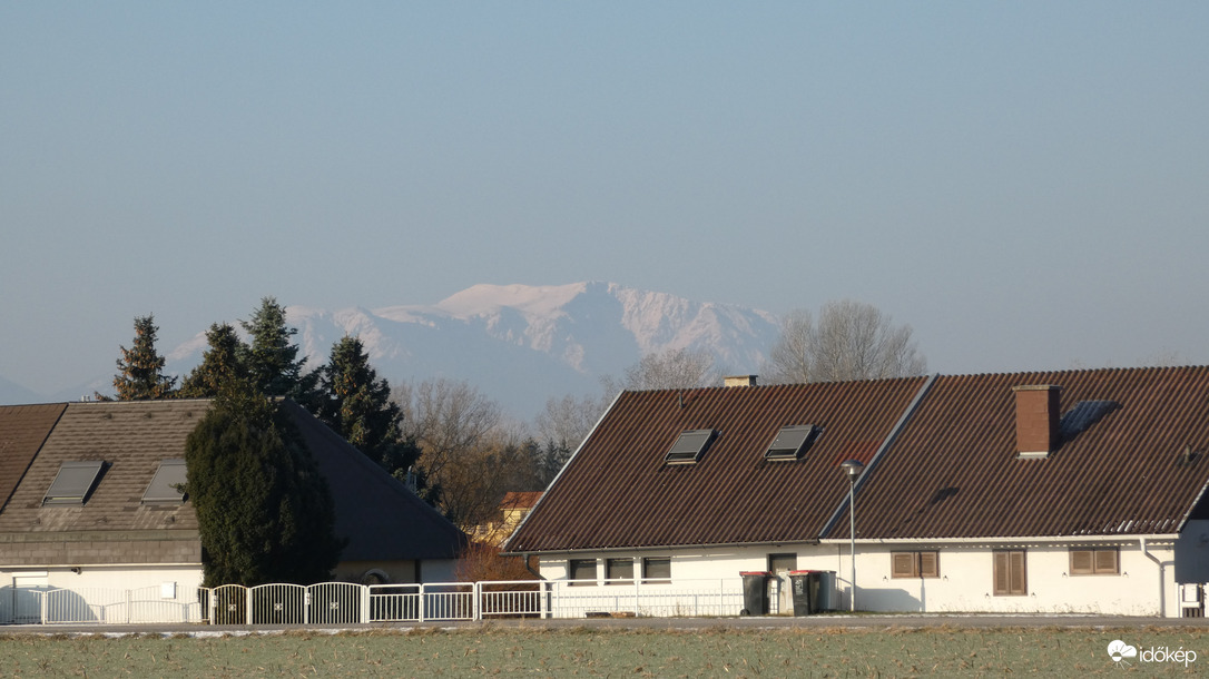 Npos reggel a hegy előtt