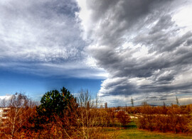 Szél formázta felhők panorámája 